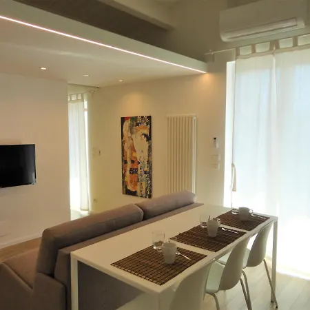 Casa Klimt Vicinissima Al Mare Parcheggio Privato Gratuito Se Disponibile Apartment Pescara Exterior photo